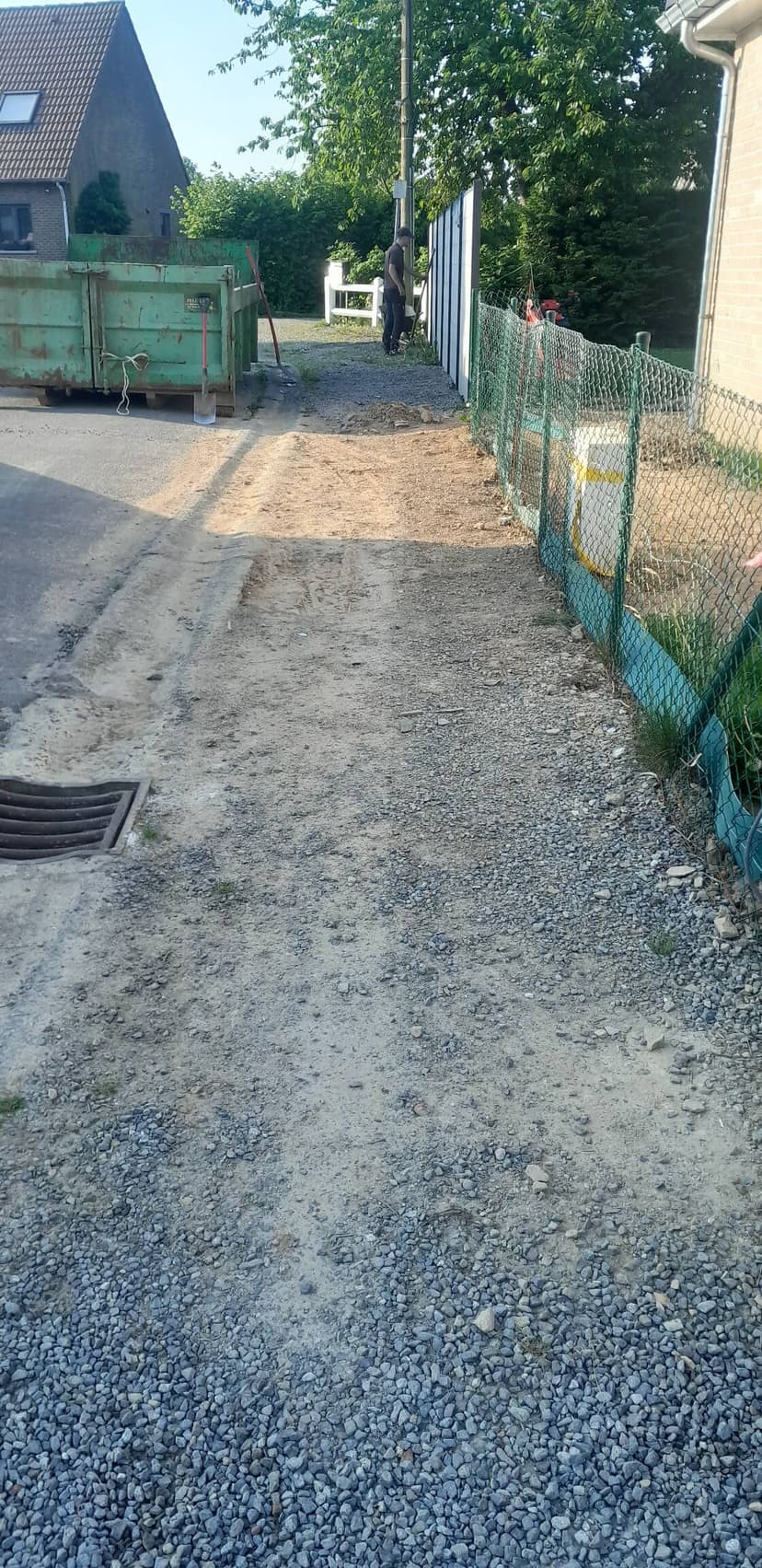 Allée en gravier avant réparation